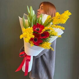 Vesennij buket iz anemonov,mimozi i tyul_panov