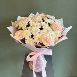 buket s nezhnoj hrizantemoj i gvozdikami