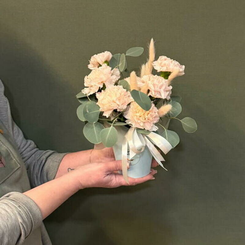 Диантусы и эвкалипт в мини-кашпо, стандартный