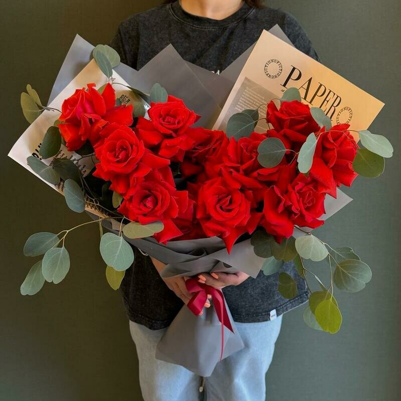 Букет из 11 алых ажурных роз, 5 ажурных роз