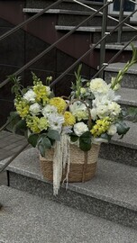 Летняя корзина из гладиолусов и георгин
