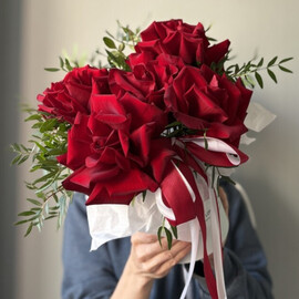 Krasnie rozi v korobke