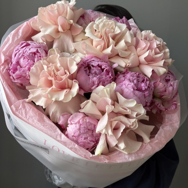 Шикарные нежные розы с пионами , премиум