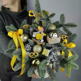 Novogodnyaya kompozitciya Schastlivij god