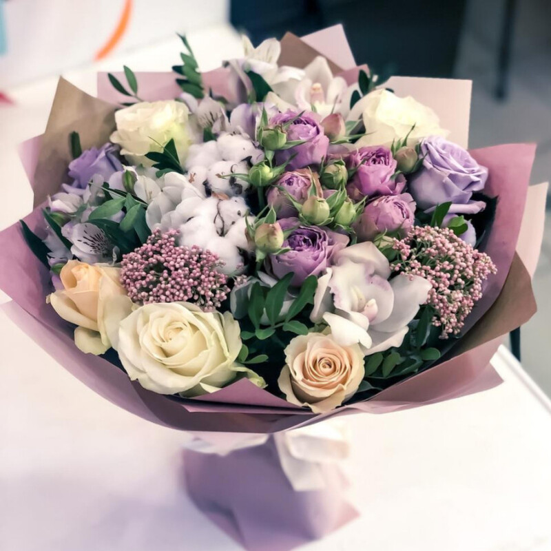 The bouquet of fresh flowers is wonderful, standart