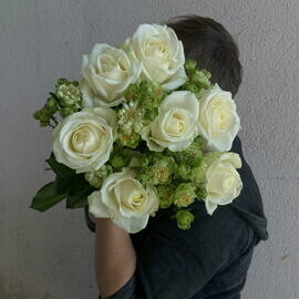 Bouquet with white roses and shrub princess Midori