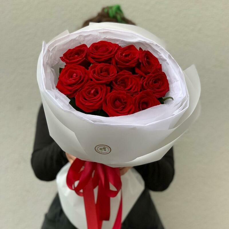 Buket iz 11 krasnih roz red Naomi v stil_noj upakovke, standart