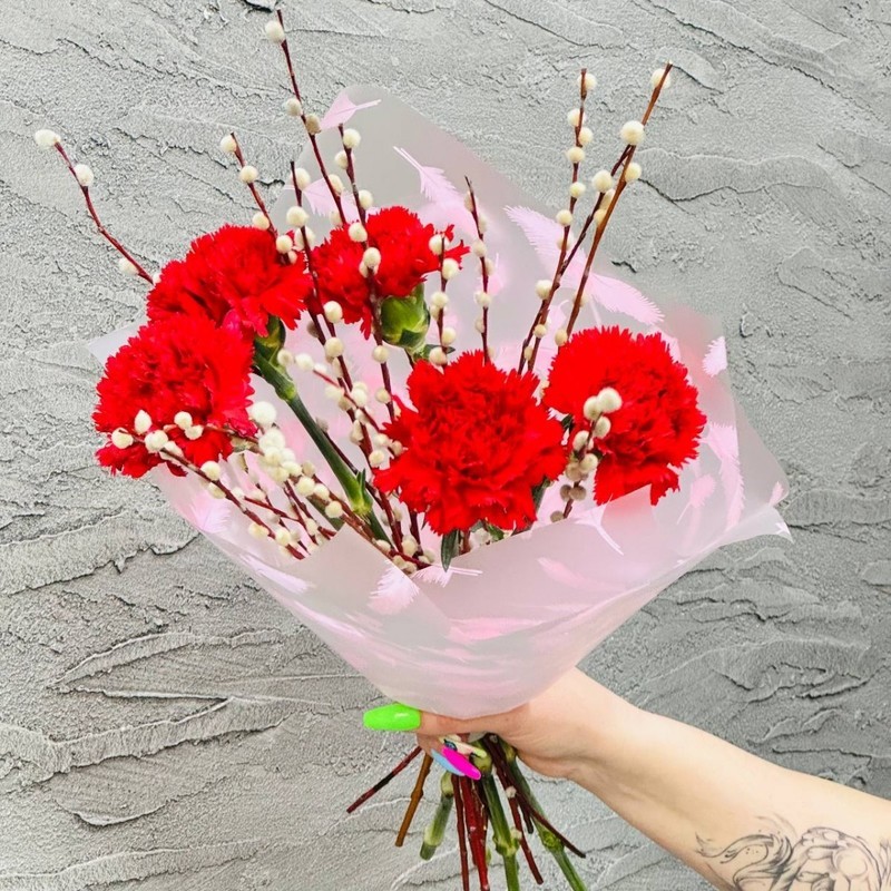 Buket iz 5 krasnih gvozdik s vetochkami verbi.  ZHivie tcveti diantusi. Pashal_nij buket, standart
