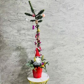 Новогодняя креативная ёлка с приколом с интерьерной куклой гном с бутылкой