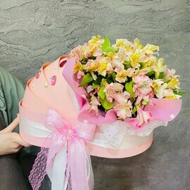 Букет альстромерий в люльке на выписку из роддома. Цветы на рождение дочки