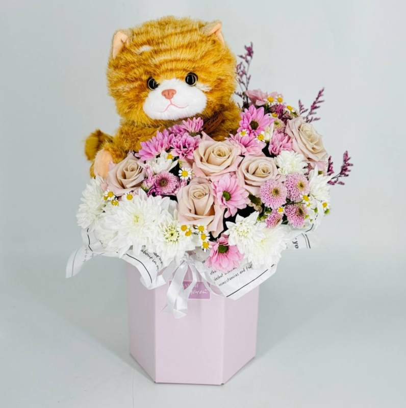Букет микс в коробке с мягкой игрушкой котик. Цветы роза, хризантема, сантини, танацетум, лимониум, стандартный