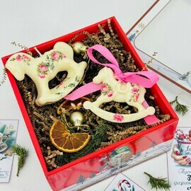 Novogodnij podarochnij nabor aromaticheskaya svecha  i aroma sashe loshadka-kachalka ruchnoj raboti