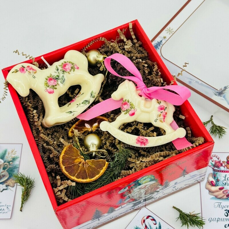 Novogodnij podarochnij nabor aromaticheskaya svecha  i aroma sashe loshadka-kachalka ruchnoj raboti, standart