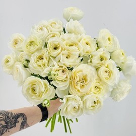 Pishnij buket iz 29 belih ranunkulyusov