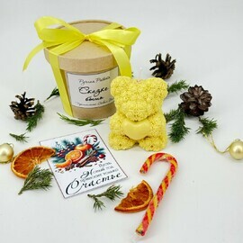 Svecha figurnaya ruchnoj raboti mishka iz roz s serdtcem v podarochnoj upakovke "Skazke bit_"