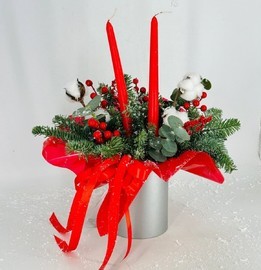 Novogodnyaya kompozitciya v korobke iz vetok natural_nogo nobilisa so svechami