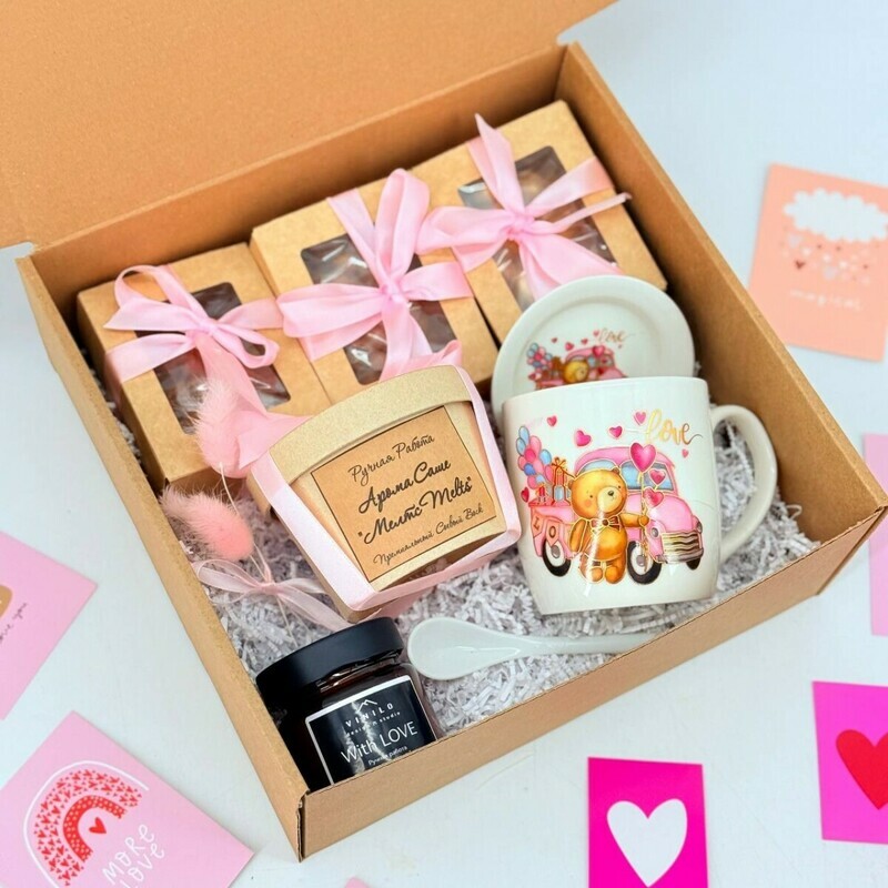 Podarochnij orehovij boks s keramicheskoj kruzhkoj, aroma sashe melts i svechoj ruchnoj raboti, standart