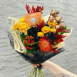 Букет на Хэллоуин из цветов лейко, эрингиум, гиперикум, хризантем, листьев клёна гуерк.  Хеллоуин