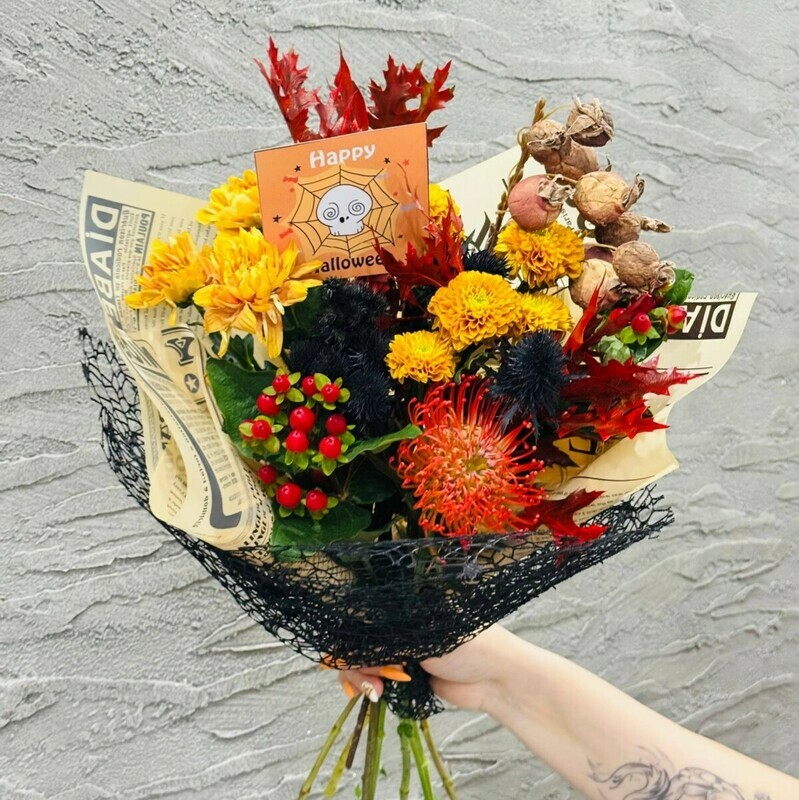 Buket na Hellouin iz tcvetov lejko, eringium, giperikum, hrizantem, list_ev klyona guerk.  Hellouin, standart