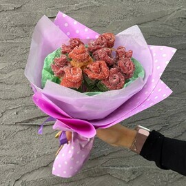 Buket iz marmeladnih roz. S_edobnij buket. Vkusnie tcveti