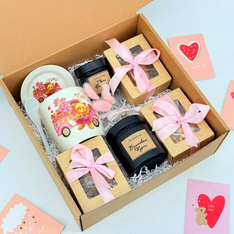 Podarochnij nabor dlya devushki. CHaj elitnij s kruzhkoj, orehi, svecha ruchnaya rabota, standart