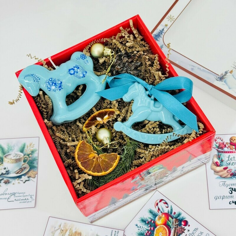 Podarochnij nabor svecha loshadka kachalka i aroma sashe ruchnoj raboti. Podarok na Novij god, standart