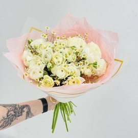 Нежные ранункулюсы с полевыми ромашками танацетум. Букет ранункулюсов для любимой девушки