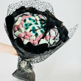 Sladkij s_edobnij buket iz zhevatel_nogo marmelada s paukom "Glaza monstrov". Podarok na Hellouin