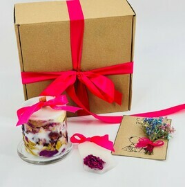 Podarochnij nabor. Svecha botanicheskaya, aroma sashe i otkritka ruchnoj raboti "S Dnyom rozhdeniya"