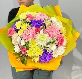 Яркий букет одноголовых и кустовых хризантем с альстромериями и розами эквадор