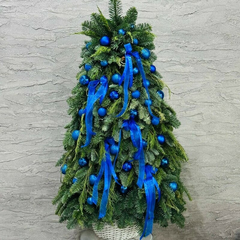 Новогодняя ёлка 120 см ручной работы из веток нобилиса с синим декором в кашпо из ротанга, стандартный