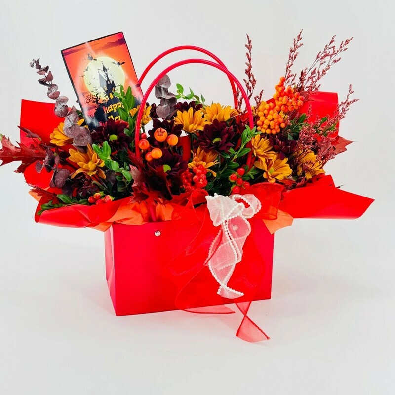 YArkij miks v sumochke na Hellouin. TCveti na Hellouin hrizantema, giperikum, list_ya klyona guerk, standart