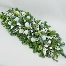 Новогодняя композиция из нобилиса для украшения интерьера. Настольная композиция натуральной хвои