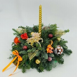 Novogodnyaya svecha. Kompozitciya iz hvoi nobilis na novogodnij stol so svechoj i loshadkoj