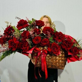 Большой букет красных французских роз  Explorer в плетёной сумке