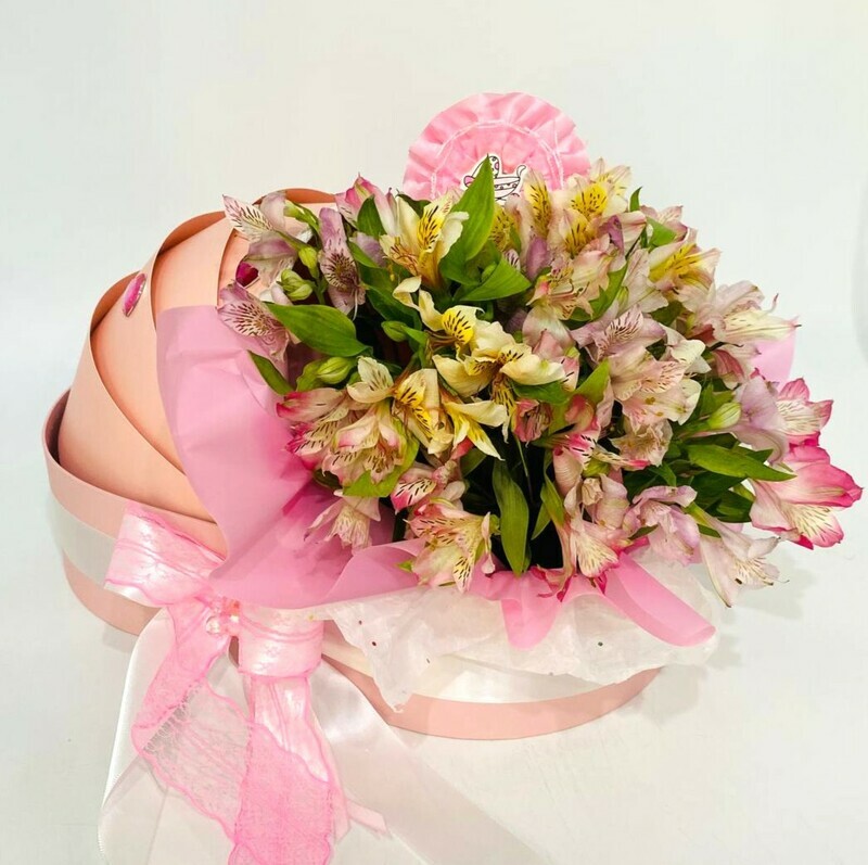 Люлька с цветами альстромерии на выписку дочки. Букет на рождение девочки, стандартный