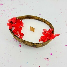 Svecha dekorativnaya v kokose ruchnoj raboti. Inter_ernaya svecha v podarok