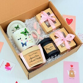 Podarochnij boks so sladkimi orehami, chaj, keramicheskaya kruzhka i aroma sashe melts