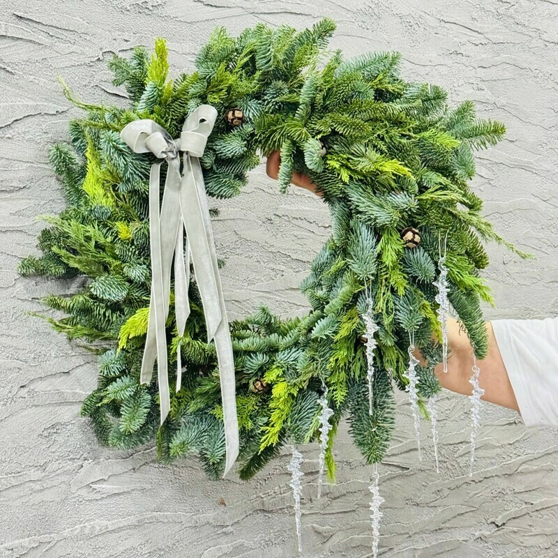 Новогодний венок 70 см из хвои нобилис с сосульками и бархатным бантом ручная работа, стандартный