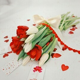 Букет из 15 тюльпанов. Красные и белые тюльпаны на 8 марта