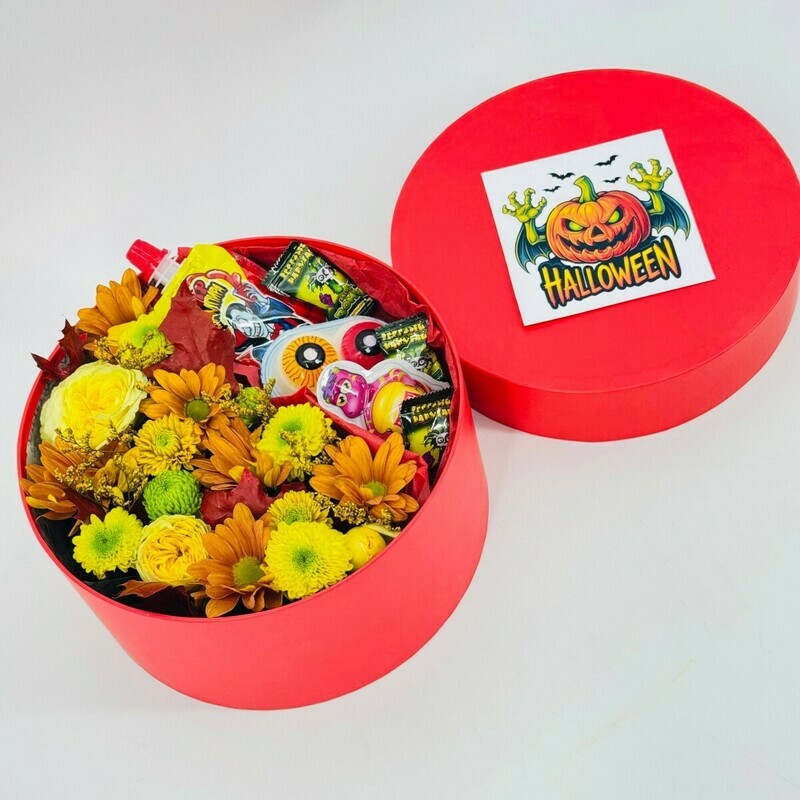 Korobochka s tcvetami i sladostyami na Hellouin. Podarok na Hellouin. Hrizantemi, roza kustovaya, guerk, standart