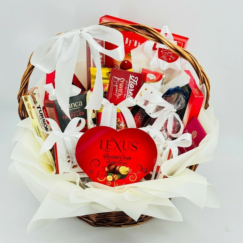 Ogromnaya korzina evropejskih sladostej. Podarok lyubimoj mame na Den_ materi, standart