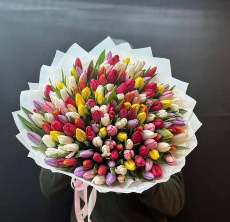 Buket iz 125 raznotcvetnih tyul_panov dlya lyubimoj devushki, standart