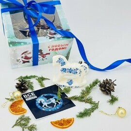 Podarok na Novij god. Svecha ruchnoj raboti simvol 2026 goda dizajn gzhel_