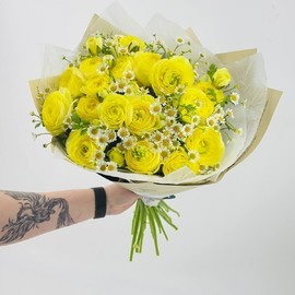 Лимонные ранункулюсы с полевыми ромашками танацетум. Яркий букет на день рождения