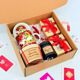 Подарок на 8 марта для девушки, коллеги. Набор чая с орехами, кружкой и арома саше мелтс 