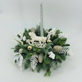 Novogodnyaya kompozitciya na stol iz natural_noj hvoi nobilis so svechoj na stol. Simvol 2026 goda loshad_