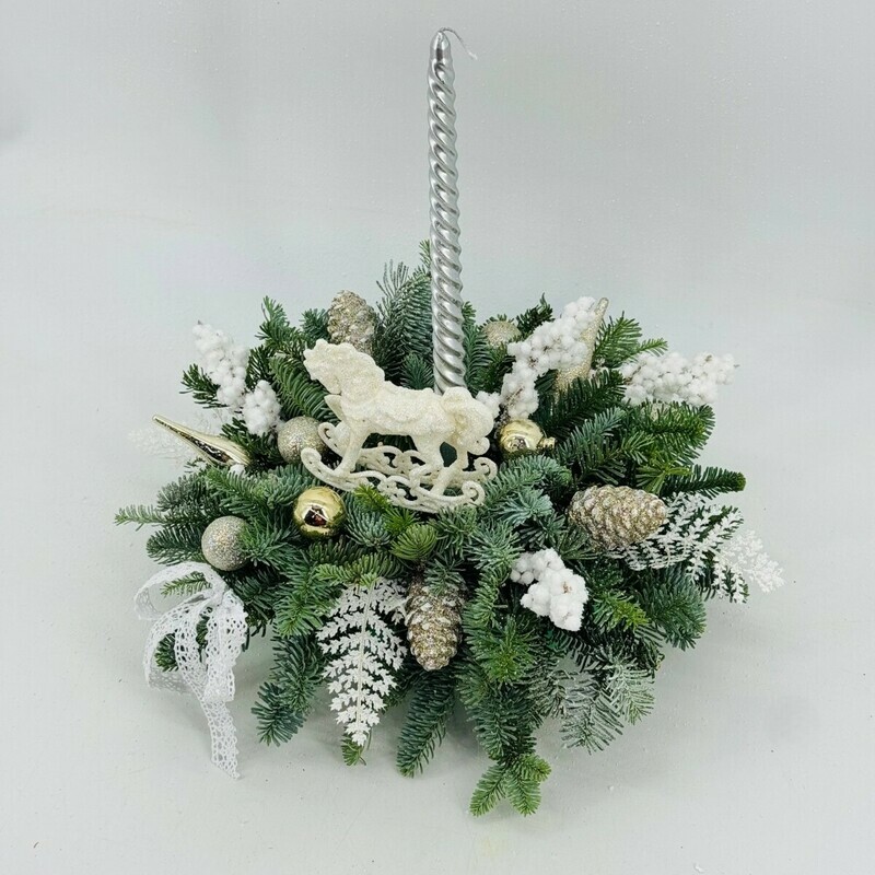 Новогодняя композиция на стол из натуральной хвои нобилис со свечой на стол. Символ 2026 года лошадь, стандартный