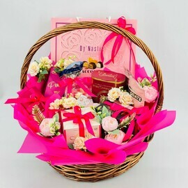 Bol_shaya podarochnaya korzina s evropejskimi sladostyami dekorirovannaya iskusstvennimi tcvetami. Mame