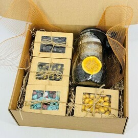 Podarochnij nabor chaya. CHajnij nabor s elitnim kitajskim chaem, orehami i zavarochnim chajnikom